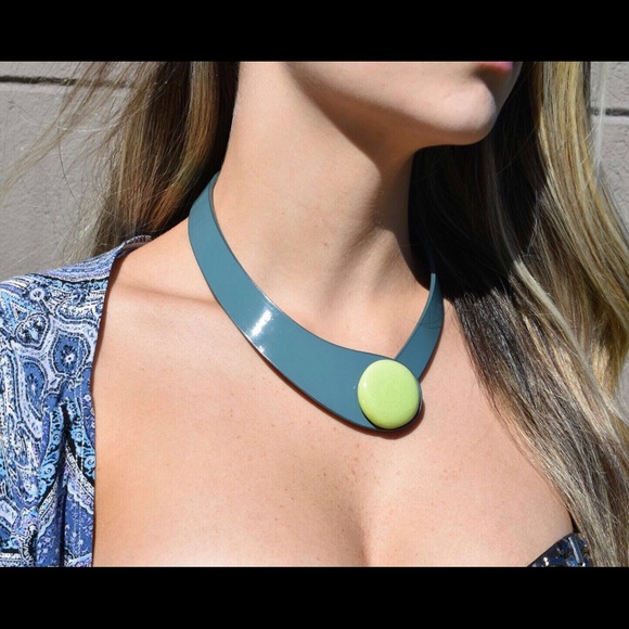 Beautiful leather and acrylic necklace - Picture 2 of 4